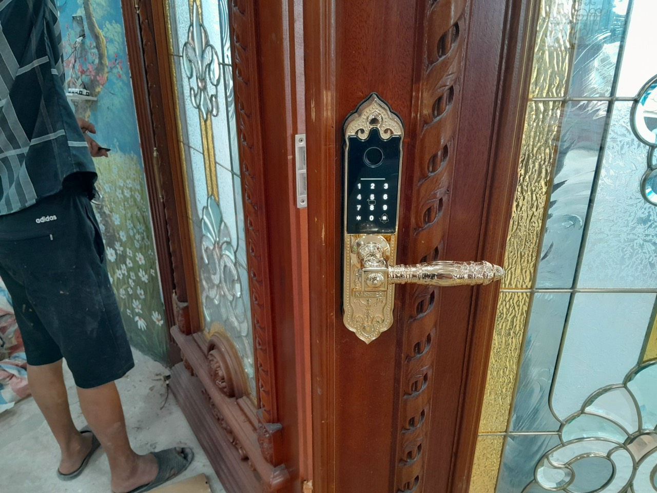 Khóa vân tay tân cổ điển Kassler KL-919 lắp trên cửa chính biệt thự